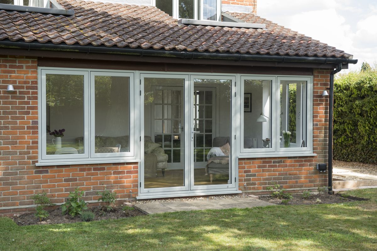 Moderne thermisch onderbroken aluminium openslaande deur met zijramen, antracietgrijs, dubbelglas, veiligheidsdeur voor terras bij villa.