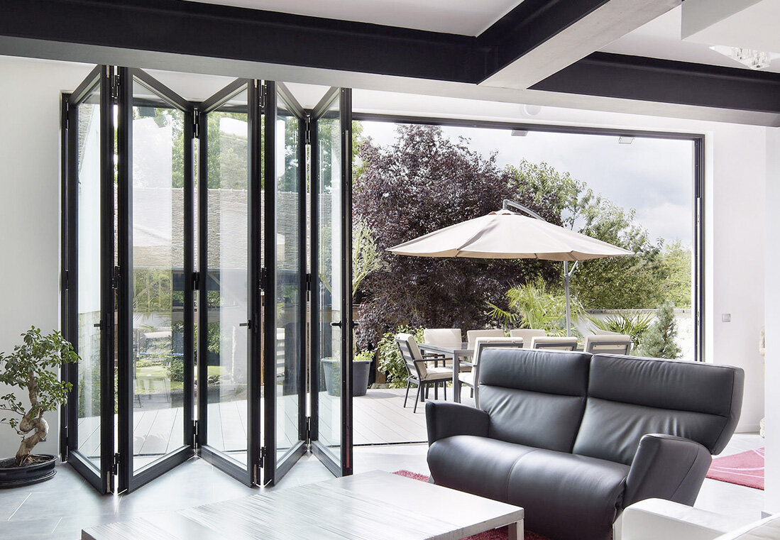 Luxe geïsoleerde buitenzijde met dubbel glas, Franse aluminium entree en vouwdeuren van glas.