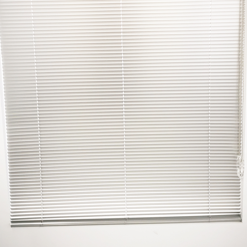 Op maat gemaakte aluminium lamellenramen, vaste lamellenramen, verticale aluminium lamellenramen, schuifluiken en -deuren.