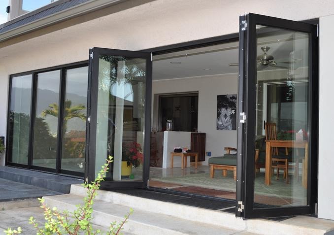 Luxe geïsoleerde buitenzijde met dubbel glas, Franse aluminium entree en vouwdeuren van glas.