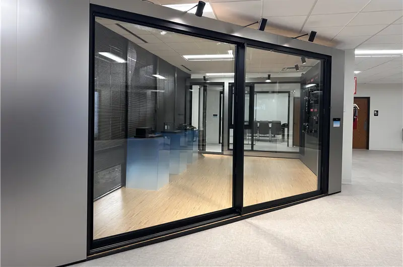 Flagship showroom met aluminium ramen en deuren – interieur 2