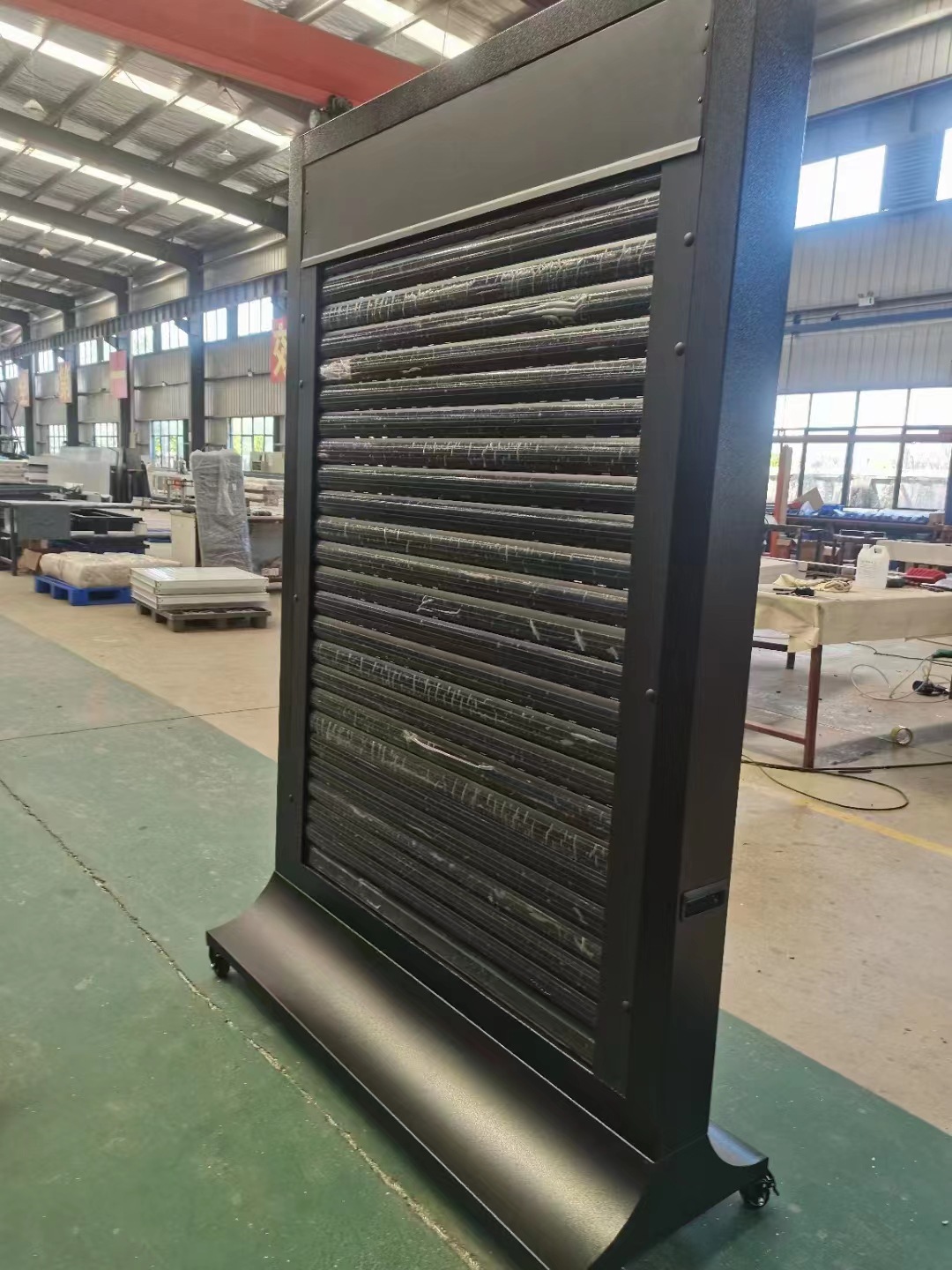 Modern design geluidsdichte rolluiken van aluminiumlegering, bestand tegen orkanen en stormen, gemaakt van PVC.