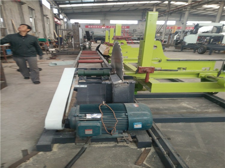 Cirkelzaagmachine werkend