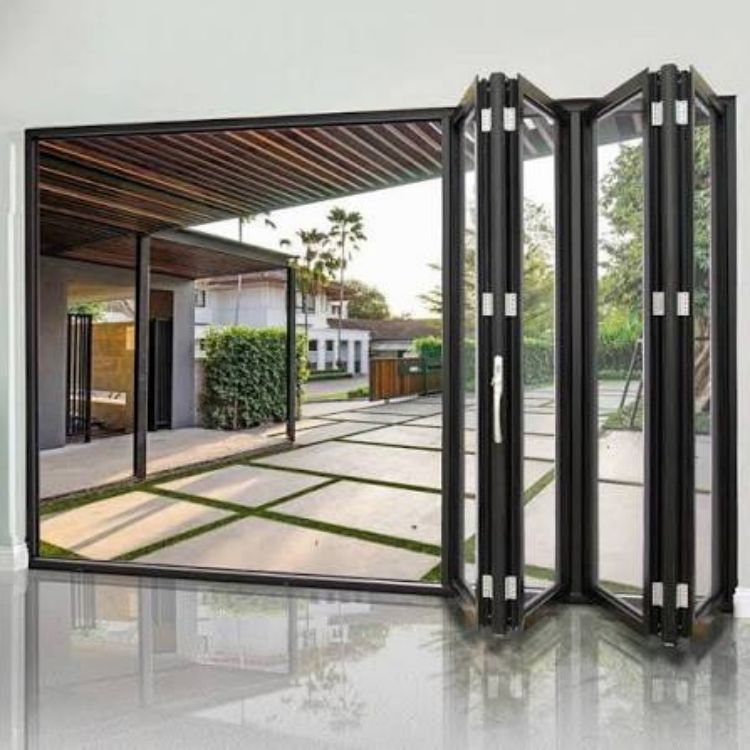 Aluminium vouwdeur met dubbel glas, thermisch onderbroken door helder glas, geschikt voor keukenafscheiding, interieur van huis, appartement of villa.