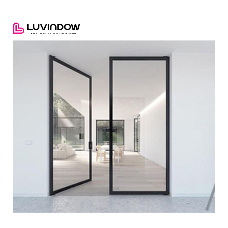 Moderne, frameloze aluminium draaideur voor de badkamer, geschikt als toegangsdeur voor hotels.
