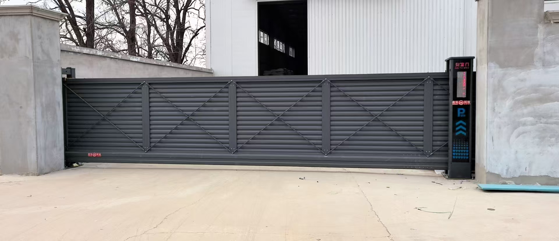 Moderne winddichte automatische elektrische schuifpoort van aluminiumlegering met veiligheidsdeur