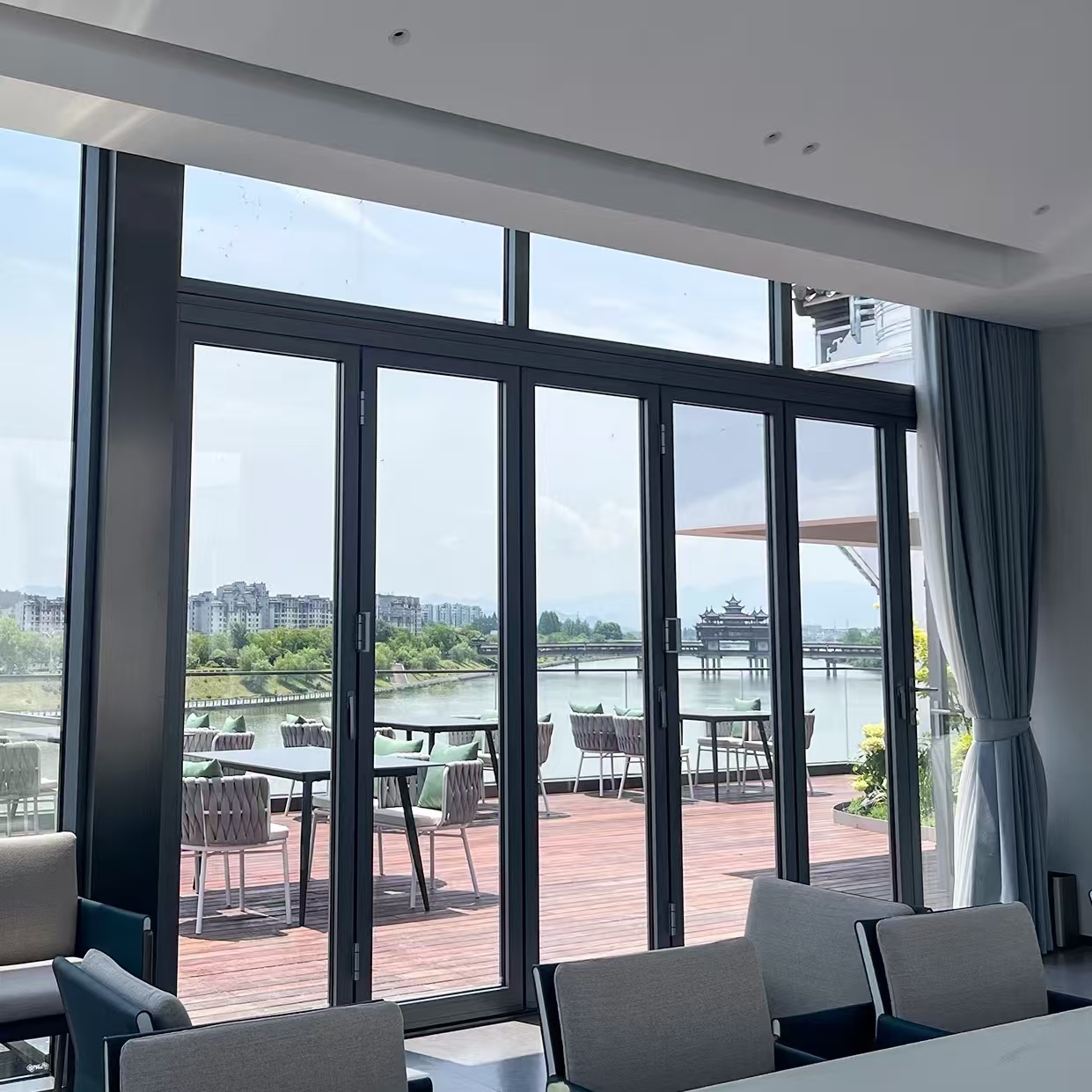 Orkaanbestendige, waterdichte aluminium buitendeur met minimalistisch design voor keuken, balkon of terras. Vouwdeur.