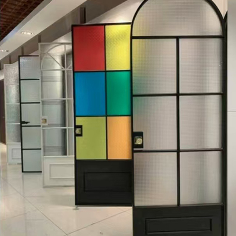 Boogvormige aluminium draaideuren voor binnen, badkamer, keuken, dubbele deur, moderne vlakke aluminium openslaande deuren met glas en roosters.