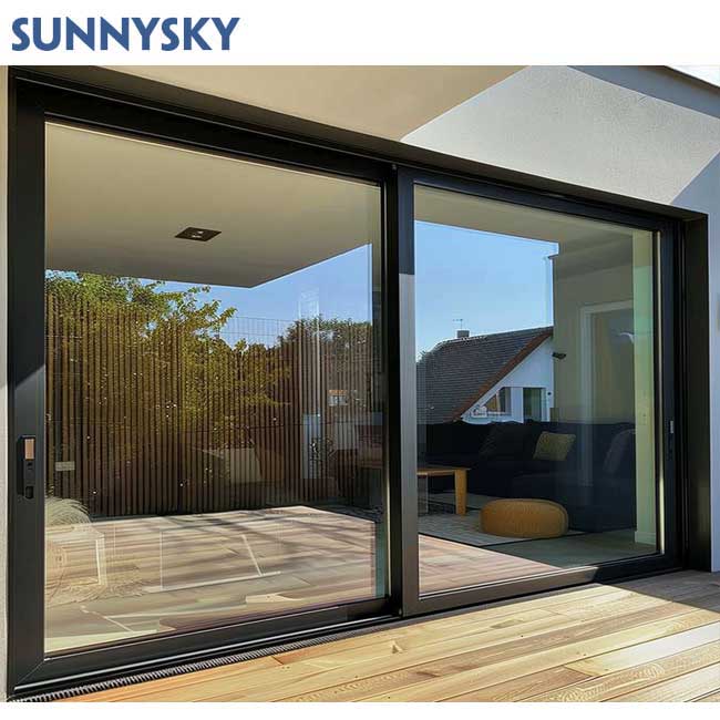 Sunnysky Factory biedt op maat gemaakte, grote schuifdeuren met zwart aluminium frame en glas voor woningen, hotels, villa's, huizen en terrassen in moderne stijl.